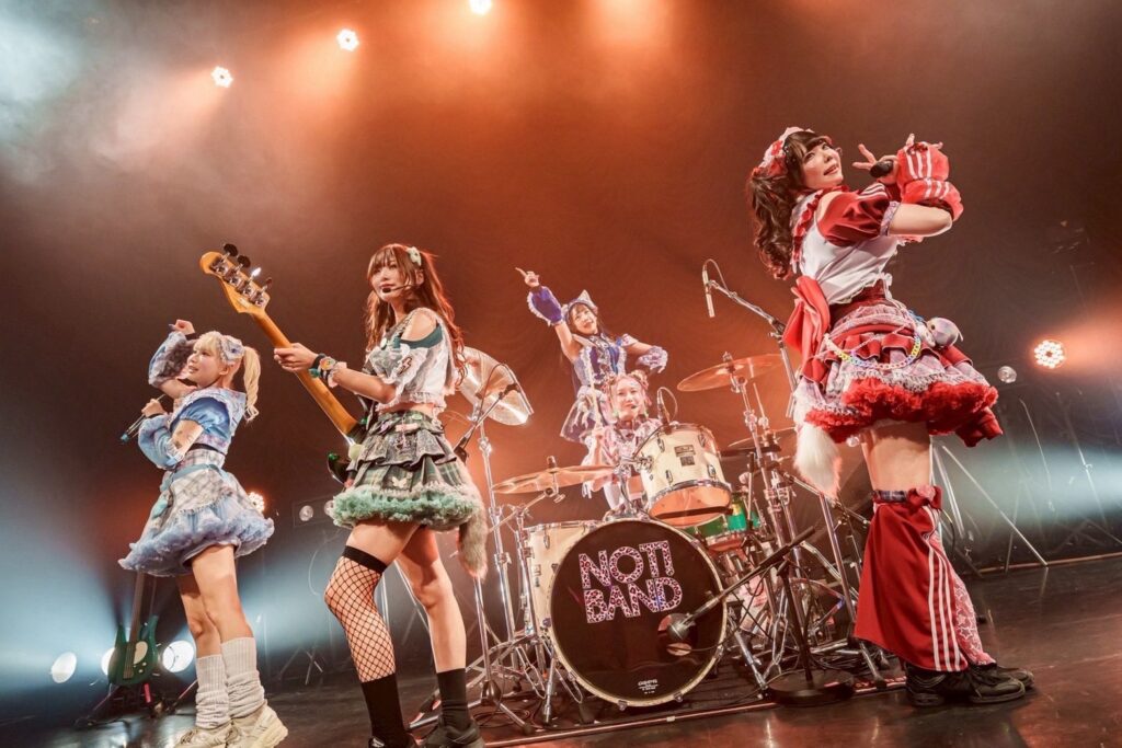 <ライブレポート>バンドじゃないもん！MAXX NAKAYOSHI 「やばい(^_^)vかわいいツアー‼ 青春のフォーエバーヤング♡今がナウジャストモーメント学園」@東京キネマ倶楽部