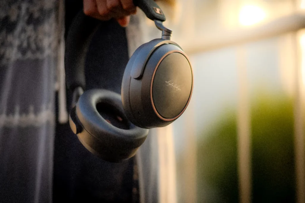 ドイツの世界的音響機器メーカーSennheiser はライフスタイル ブランド ABYTS と提携し、特別版ヘッドフォン、ABYTS Edition MOMENTUM 4 Wireless を発売