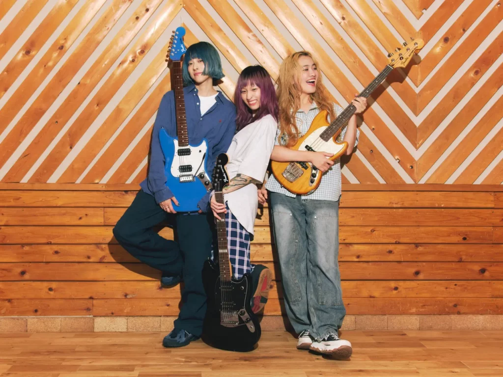 次世代ポップロックシーンを牽引するChilli Beans. 初のFender®︎シグネイチャーモデル3機種&アクセサリー2025年10月11日（土）発売