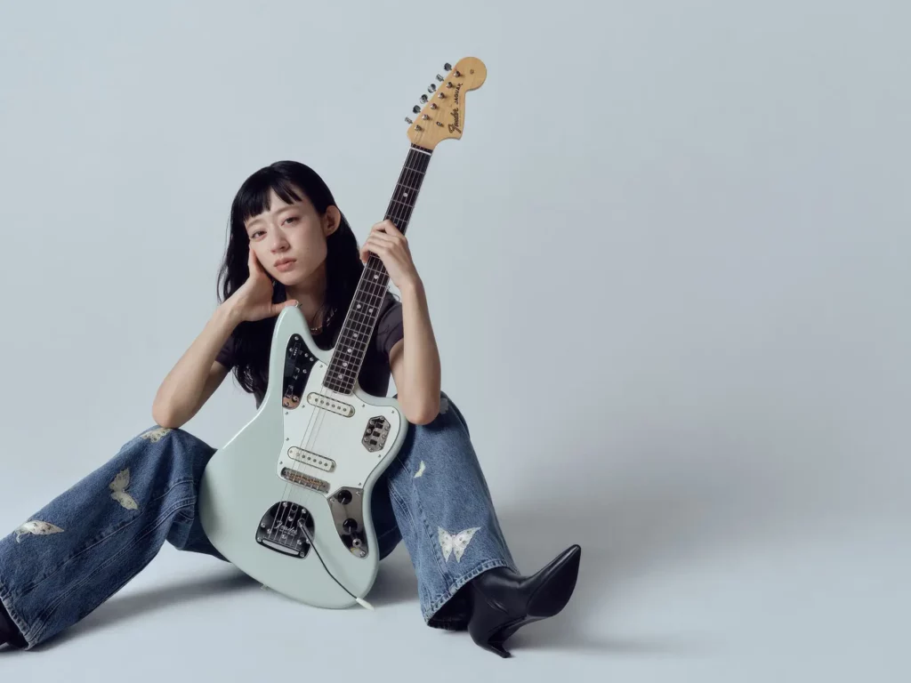 羊文学・塩塚モエカ 初のFenderシグネイチャーギター『Moeka Shiotsuka Jaguar® moni』2025年11月26日（水）発売決定！