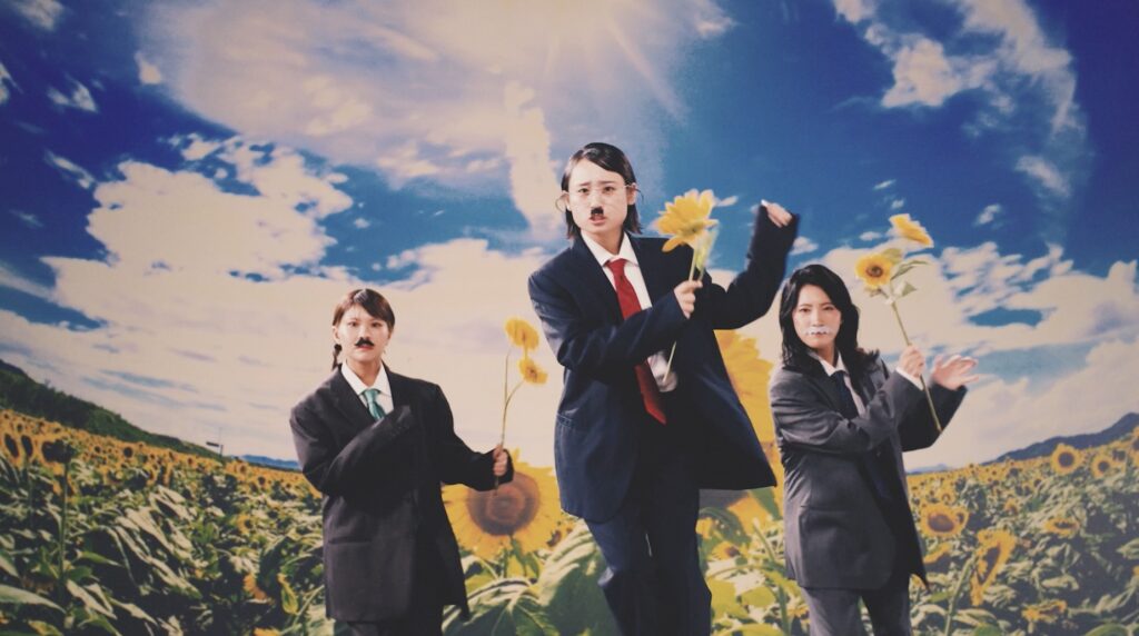 サバシスター、2ndアルバム『たかがパンクロック！』を提げた自身最大規模のツアースタート！メンバーがサラリーマンに扮した「台風」ミュージックビデオ公開！