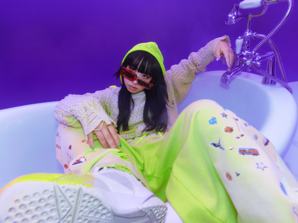 紫 今 (ムラサキイマ)、今年 4 月リリース「ウワサのあの子」 SNS 総再生回数 3 億回を突破！ 昨年リリース「魔性の女 A」の 7 億回と合わせ、 2 曲での SNS 総再生回数は 10 億回超え