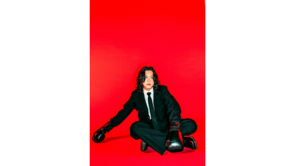 キタニタツヤ、2026年秋にNew Album「DEKAI」、「PURE」2枚同時リリースを発表。来年7月にはEveやamazarashi、Silica Gelらを迎えた自主企画対バンライブ“Hugs Vol.6″開催も決定。新アーティスト写真も解禁。