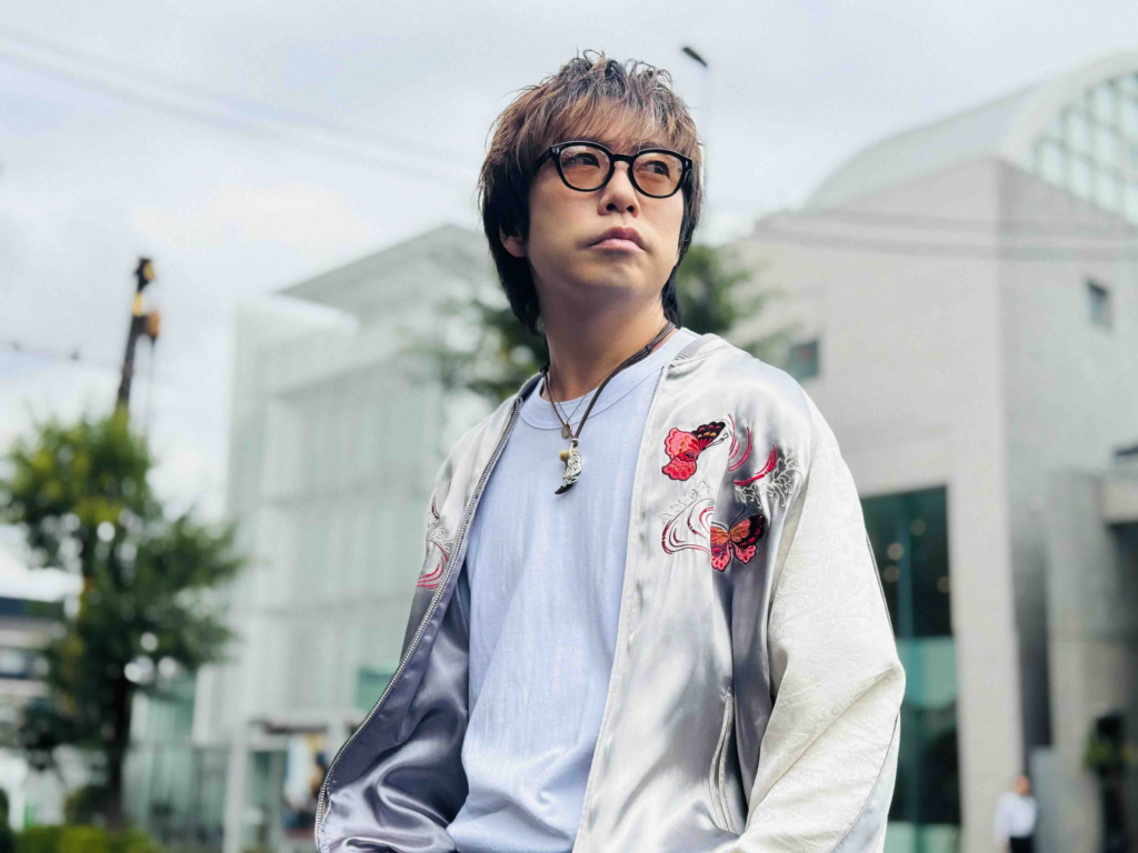 高橋優、メジャーデビュー15周年記念ベストアルバム『自由悟然』トレーラー映像公開！ “優男(やさお)盤”に収録の完全新曲タイトルは「黎明」に決定！