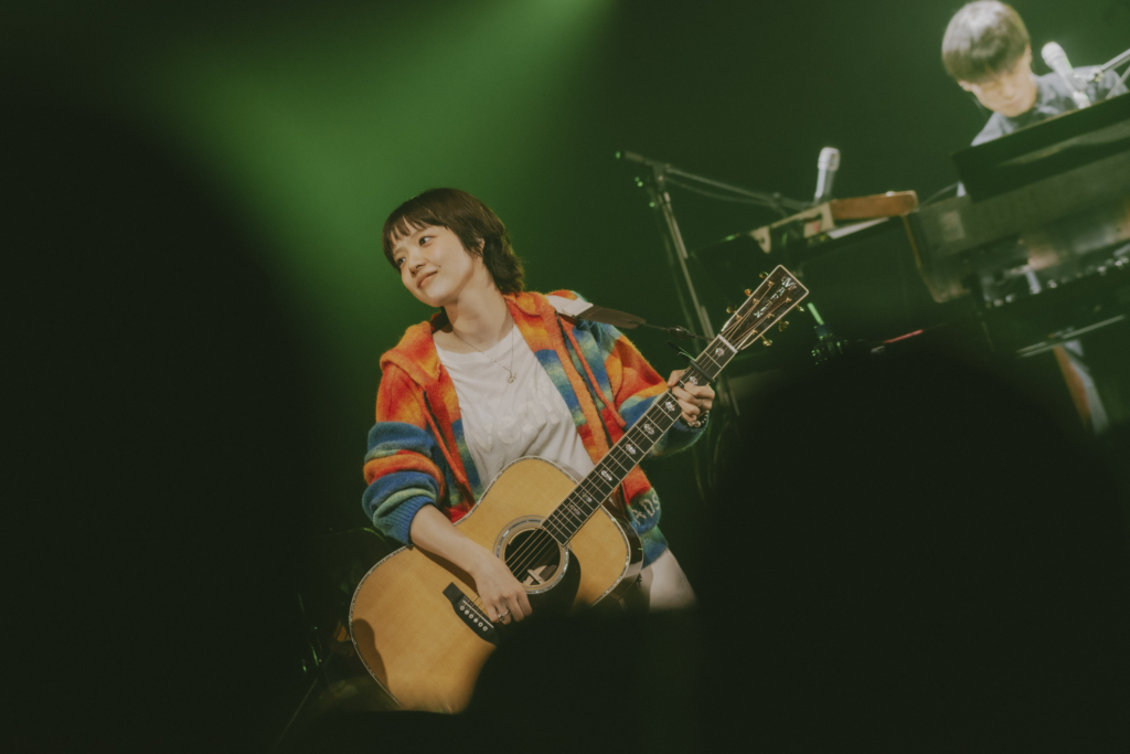 あいみょん、全7公演に及ぶ全国ツアーを完遂！ 12月22日(月)に水戸市民会館グロービスホールで開催された「AIMYON TOUR 2025+“ヘブンズ・ベーカリー”」のファイナル公演をレポート！ツアーセットリストをまとめたプレイリストも公開！