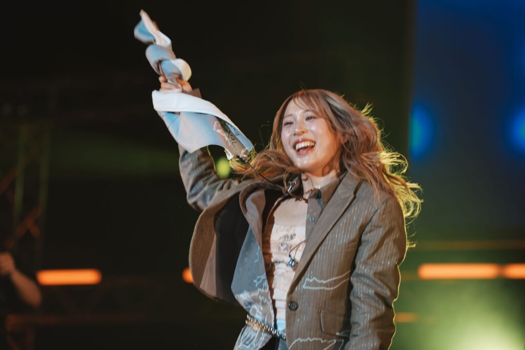 多くのリスナーを惹きつけるレンジの広い歌声が特徴のシンガーソングライター・茉ひる(Mahiru)。ASIA TOUR 2025-2026『Serendipity』のファイナル公演となった地元三重でのライブをレポート！1月28日発売のメジャー1st Single「百日草」を初披露！