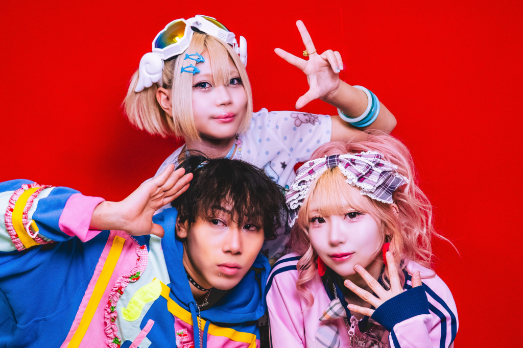 三四少女、メジャーデビュー曲が初のアニメタイアップに！新曲「一生仲仔」がTVアニメ『オタクに優しいギャルはいない!?』エンディング主題歌に決定！3月15日には公開録音イベントへの出演も！