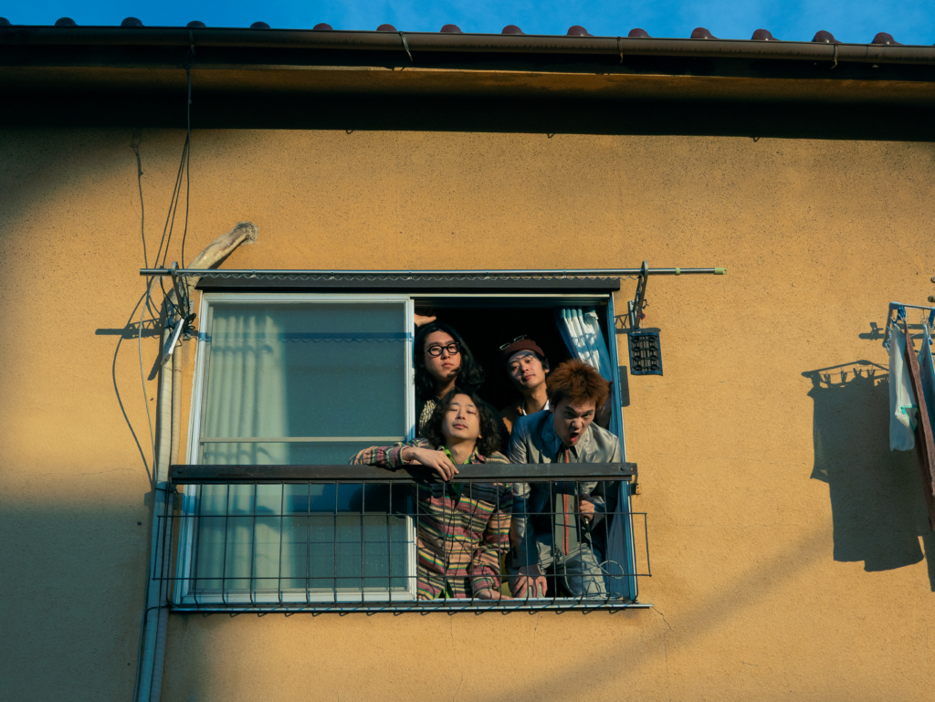 カブトムシが最新アルバムから新曲「Piece Of」をリリース！アルバムへの期待を否応なく高める、挑発的かつ象徴的な先行シングル！