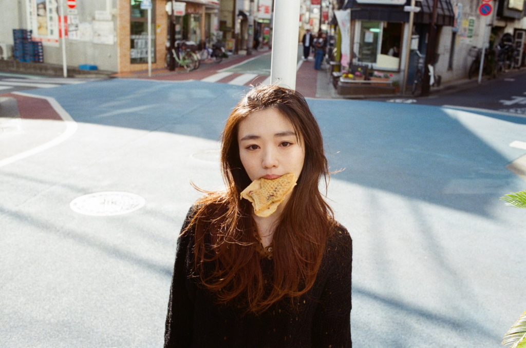 にしな、3月にリリースするフルアルバム『日々散漫』より「婀娜婀娜(よみ：あだあだ)」先行配信決定！川島小鳥が撮影したアーティストビジュアルも公開。川島小鳥が撮影したアーティストビジュアルも公開。