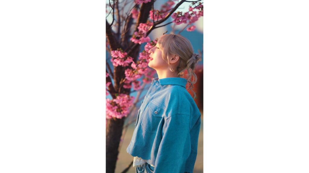 多くのリスナーを惹きつけるレンジの広い歌声が特徴のシンガーソングライター・茉ひる(Mahiru)。4月8日にメジャー2nd Digital Single「天気雨」のリリースを発表！