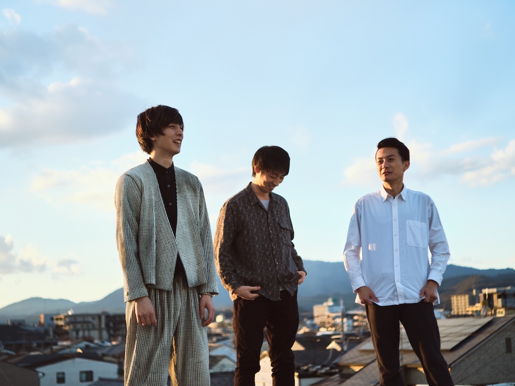 京都を中心に活動するスリーピースバンド・Hitotonari、別れを冬の喪失に重ねた楽曲「指先だけ」をデジタルリリース！
