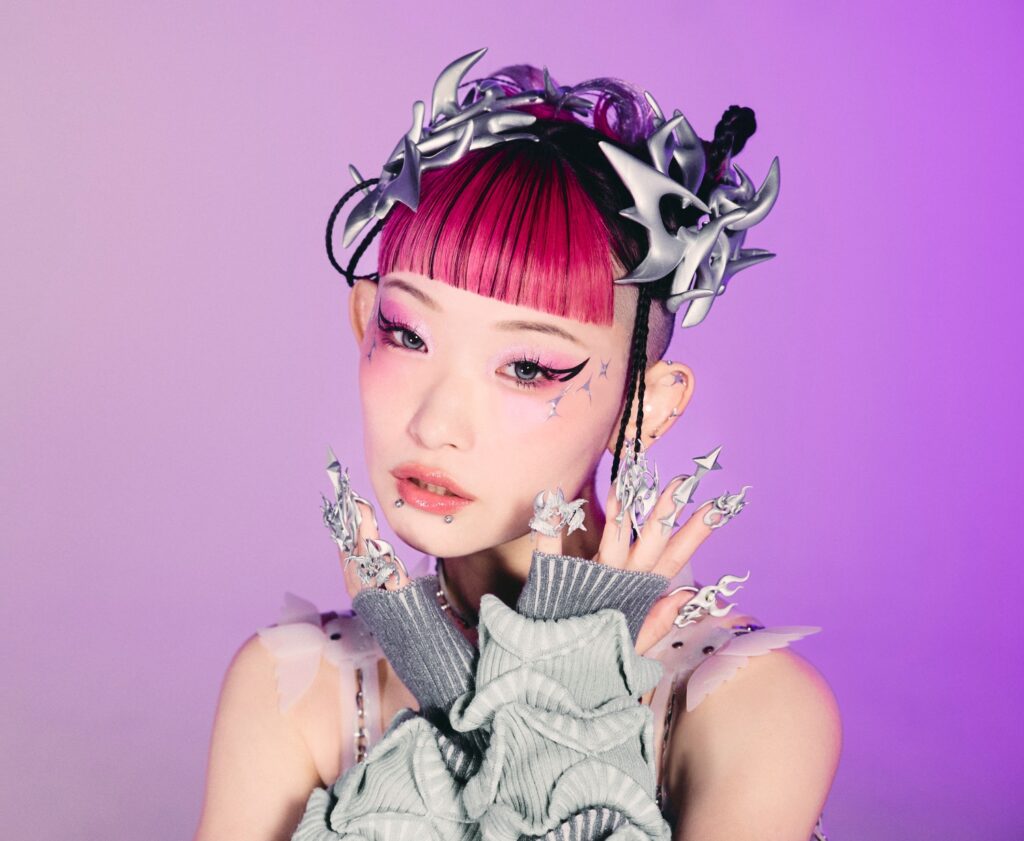 水曜日のカンパネラ、最新アーティスト写真を解禁。これまでのイメージを刷新する、鋭利で近未来的なビジュアルを公開。