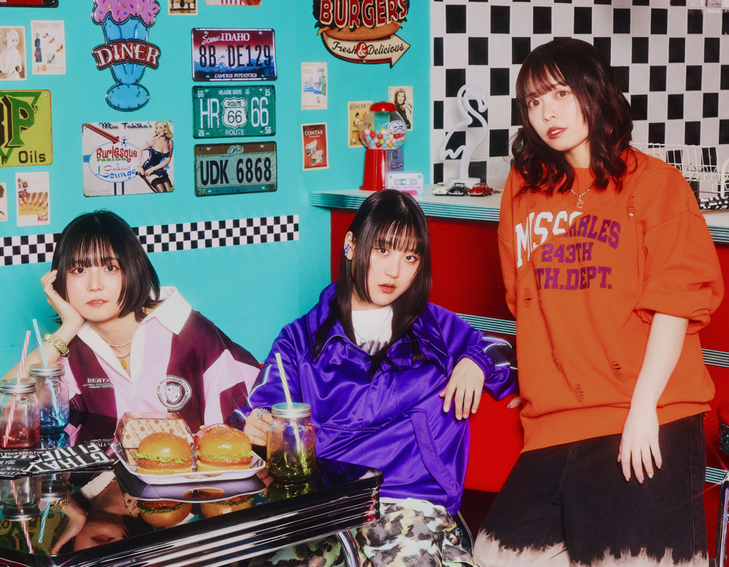 轟音鳴らす神戸発3ピースガールズロックバンド・komsumeがゴールデンボンバー、ミッツ・マングローブなどが所属する株式会社ユークリッド・エージェンシーへの所属を発表。初のワンマンライブ開催＆3ヶ月連続配信リリース決定！