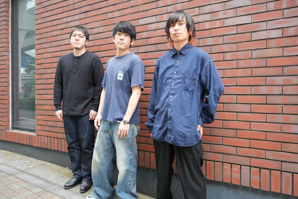 <インタビュー>reGretGirlが描く、恋のはじまりと続いていく日常――2つの新曲と2本のツアーで示す現在地