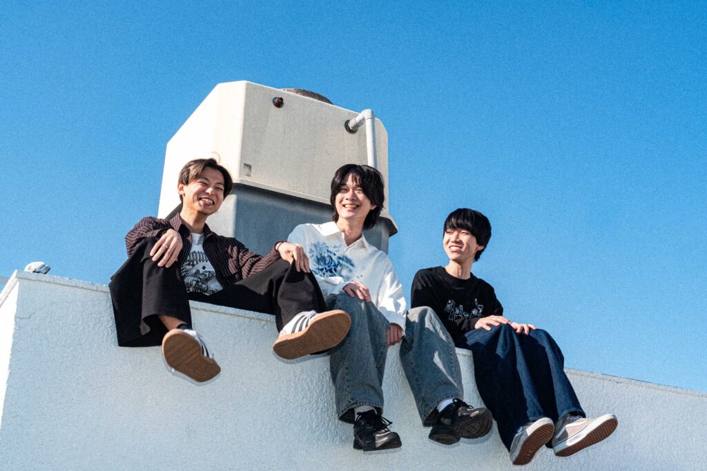 <インタビュー>月と徒花は、まだ言語化されてない感情を歌う――「熱り」バイラルヒットの先、東京での新章へ