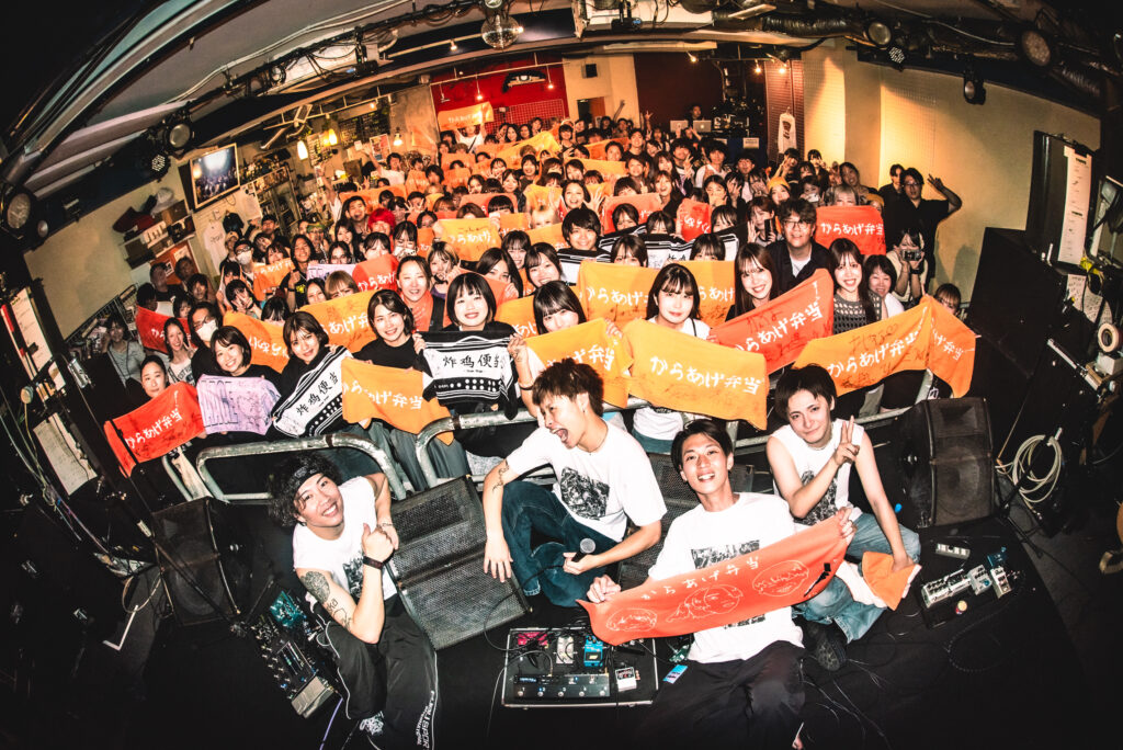 <ライブレポート>閉店後も旅は続く！からあげ弁当、笑顔のラストライブ！