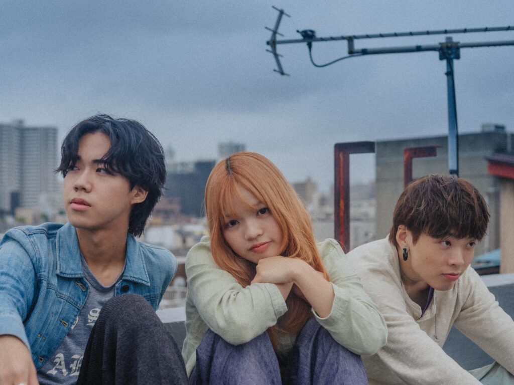 名古屋発の3ピースバンド・至福ぽんちょ、10月6日スタートのテレビアニメ『超巡！超条先輩』エンディングテーマを担当することが決定!!!